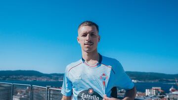 Bryan Zaragoza posa con la camiseta del Celta.