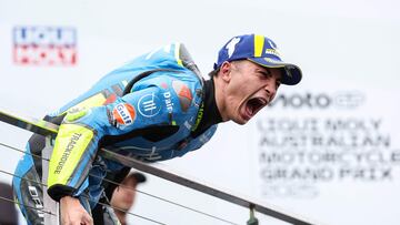 El piloto español del equipo Trackhouse MotoGP, ganador, Raúl Fernández, celebra en el podio después del Gran Premio de Australia de MotoGP en Philip Island el 19 de octubre de 2025. (Foto de Martin KEEP / AFP) / --IMAGEN RESTRINGIDA AL USO EDITORIAL - ESTRICTAMENTE NO USO COMERCIAL--