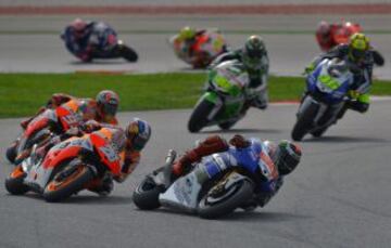 Jorge Lorenzo liderando el grupo al inicio del Gran Premio de Malasia de MotoGP carrera de motociclismo en el circuito de Sepang