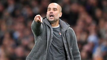 Guardiola da instrucciones durante un partido.