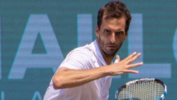Albert Ramos devuelve la bola al franc¨¦s Arthur Rinderknech durante el partido del torneo ATP 250 Mallorca Championships.