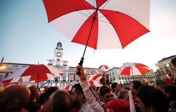 Los hinchas de River se concentraron en la Puerta del Sol antes del partido de mañana.