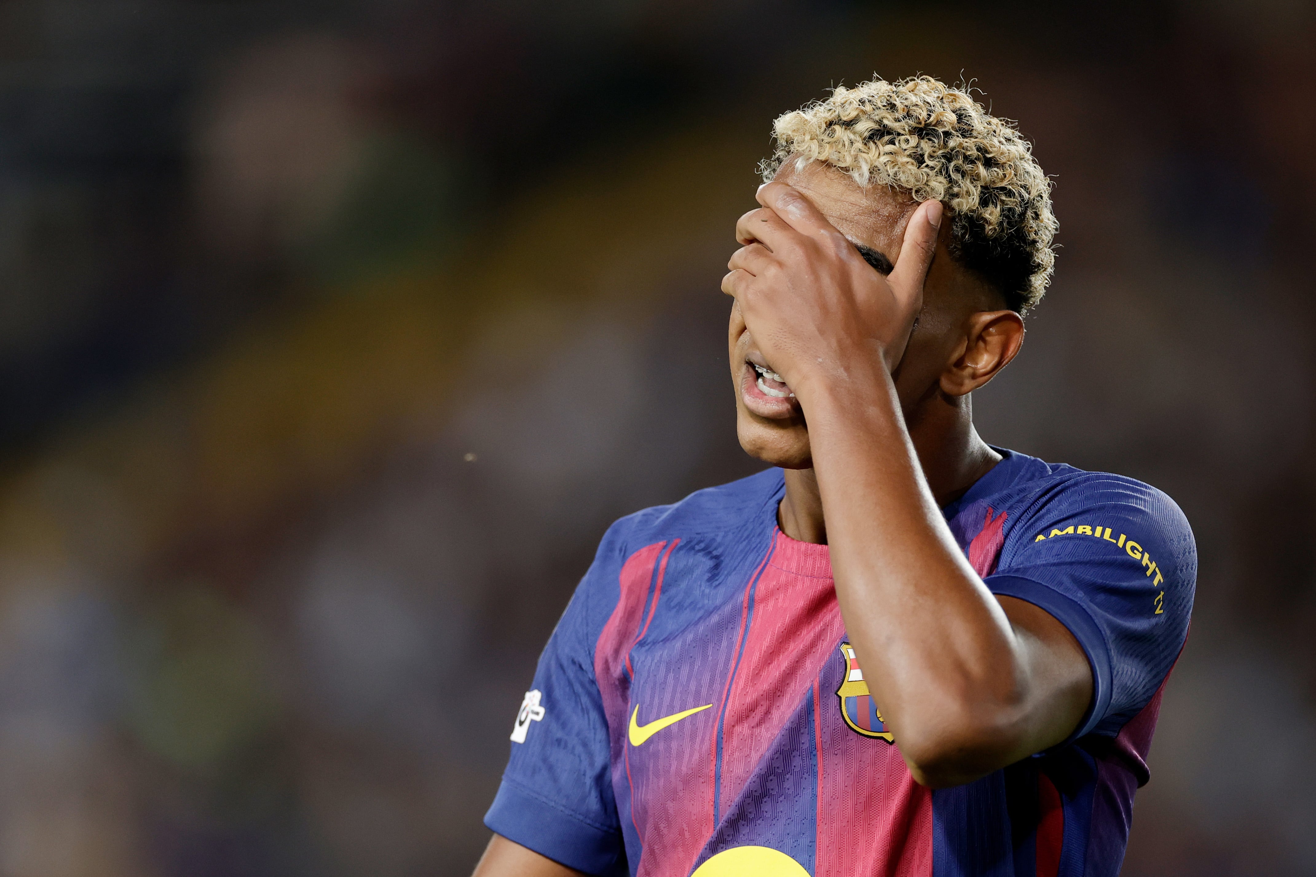 Lamine Yamal del FC Barcelona está decepcionado durante el partido de la Liga de Campeones de la UEFA entre el FC Barcelona y el Paris Saint-Germain en el Estadio Olímpico Louis Vuitton.