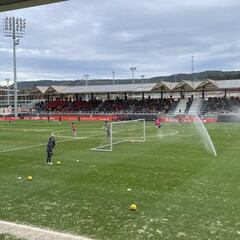 Unos 3.000 aficionados arropan al Athletic en Lezama