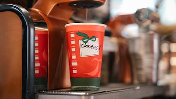 Para muchos aficionados al café y a la cultura cafetera, el Red Cup Day de Starbucks marca el inicio no oficial de la temporada navideña. Conoce su fecha en 2025.