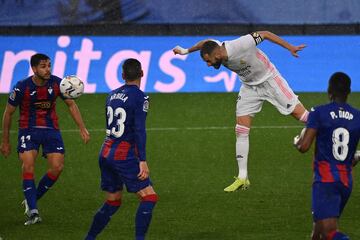 Benzema marca el 2-0 al Eibar. 