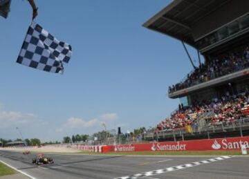 Celebrando su victoria en el Circuito de Catalunya en 2011.  