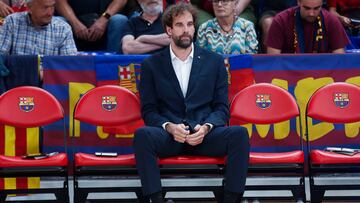 El técnico del Barça, Roger Grimau, antes del inicio del tercer encuentro de semifinales de la Liga Endesa que disputan hoy Domingo frente al Real Madrid en el Palau Blaugrana de Barcelona.