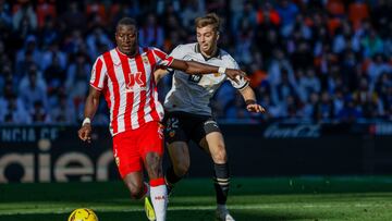VALENCIA, 03/02/2024.- El delantero del Valencia Alberto Mari (d) presiona a Dion Lopy del Almería, durante su partido de LaLiga disputado este sábado en Mestalla. EFE/ Ana Escobar