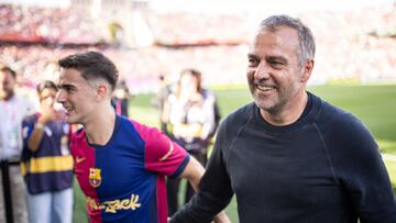 El entrenador del Barcelona, Hansi Flick, junto a Gavi.