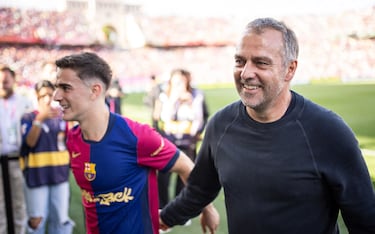 El entrenador del Barcelona, Hansi Flick, junto a Gavi.