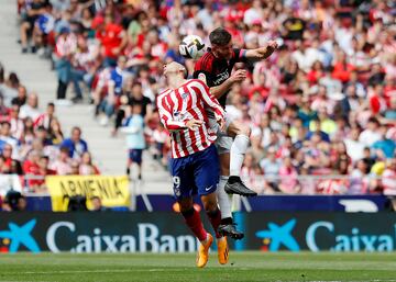 Gran choque entre David García y Álvaro Morata antes del gol de Carrasco.