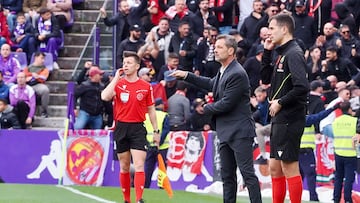 VALLADOLID, 16/02/2025.-El entrenador del Valladolid Diego Cocca, durante el partido de la jornada 24 de LaLiga EA Sports entre el Valladolid y el Sevilla, este domingo en el estadio José Zorrila.-EFE/R. García
