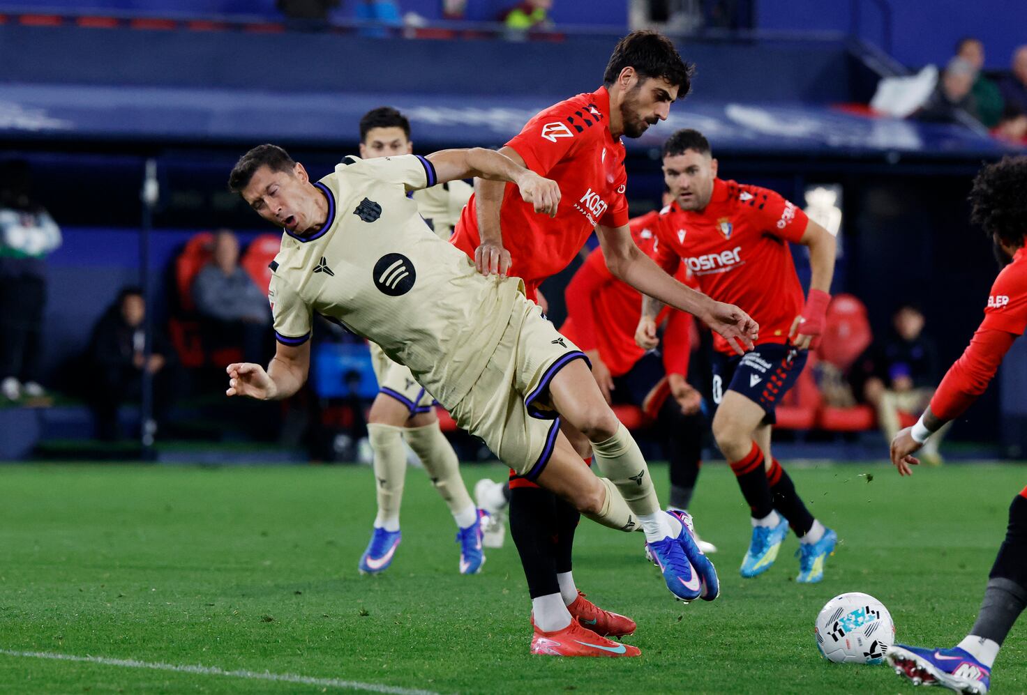 Budimir estrella un balón al palo y Joan García salva al Barça en una primera parte de alto voltaje en El Sadar