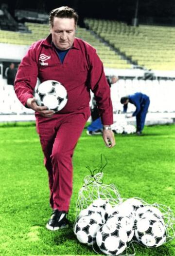 1922-1985 JOCK STEIN. Fue un director técnico de fútbol británico conocido por dirigir al Celtic de Escocia y a la Selección de fútbol de Escocia. El 10 de septiembre de 1985 Stein murió de un ataque cardíaco cuando finalizó el partido entre su selección y Gales en el Ninian Park. 