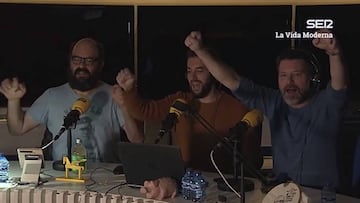 Los humoristas Ignatius Farray, David Broncano y Quequ&eacute; durante su programa 5x43 de &quot;La vida moderna&quot; celebrando su compra de acciones del Real Murcia.