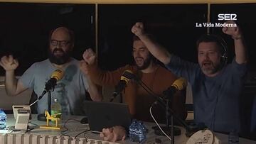 Los humoristas Ignatius Farray, David Broncano y Quequ&eacute; durante su programa 5x43 de &quot;La vida moderna&quot; celebrando su compra de acciones del Real Murcia.