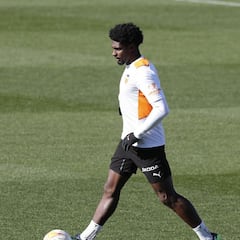 Thierry, con molestias en la rodilla, peligra para el Barça