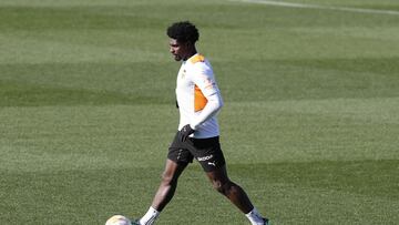 18/01/22
 ENTRENAMIENTO DEL VALENCIA CF - THIERRY CORREIA
 
 
 
 
 
 