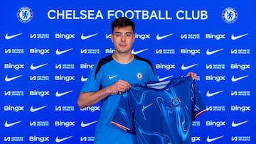 Anselmino posa con la camiseta del Chelsea.