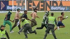 Hinchas Deportivo Cali invadiendo el Doce de Octubre