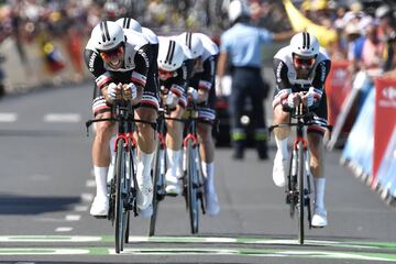 El equipo ciclista Team Sunweb de Alemania cruza la línea de meta de la tercera etapa.