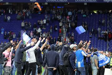 Invasión de campo de los seguidores del Espanyol cuando los jugadores del Barcelona celebraban el campeonato liguero.