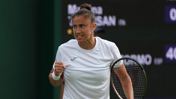 Sara Sorribes celebra un punto contra Martina Trevisan en Wimbledon.