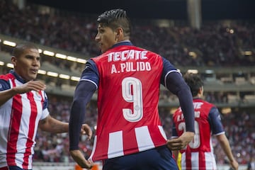 Por primera vez desde abril de 2015, las Chivas de Guadalajara de Matías Almeyda lideran la Liga MX. El Rebaño llegó a la cima del Clausura 2017 al vencer 2-0 al Toluca con un doblete de Alan Pulido. Eso sí, la diferencia entre el primer lugar y el quinto es de solo un punto, por lo que un tropiezo ante Tigres en la próxima jornada podría poner fin al liderato rojiblanco.