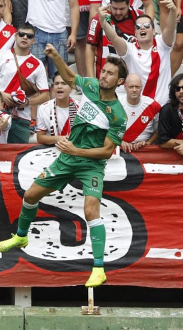 El centrocampista del Elche, Pedro Mosquera, celebra su gol conseguido ante el Rayo Vallecano, durante el partido de la tercera jornada de Liga de Primera División