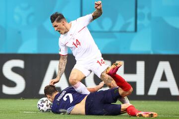 El ¨¢rbitro Fernando Rapallini, tras revisar la jugada en el VAR, sanciona con penalti la entrada de Benjamin Pavard a Steven Zuber.