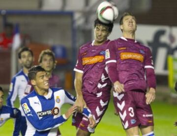 El jugador del R.C.F. Espanyol Héctor Moreno ucha por el balón con los jugadores del Deportivo Alavés, Raul García y Einar.