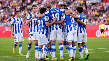 Los jugadores de la Real Sociedad celebran el triunfo 'loco' en Girona.