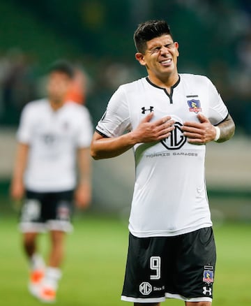 SAO PAULO, BRAZIL - OCTOBER 03: Esteban Pavez of Colo Colo looks dejected after the match against Colo Colo for the Copa CONMEBOL Libertadores 2018 at Allianz Parque Stadium on October 03, 2018 in Sao Paulo, Brazil. (Photo by Alexandre Schneider/Getty Images)