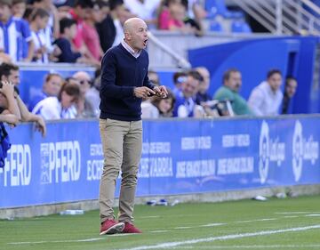 Javier Cabello da instrucciones a sus jugadores.