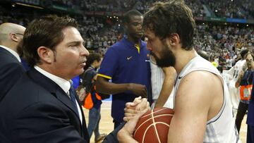 Xavi Pascual felicita a Sergio Llull tras la pasada final de la Liga Endesa.