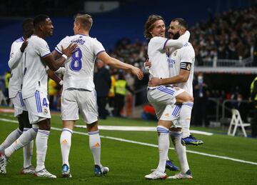 1-0. Karim Benzema celebra el primer gol con Luka Modric.