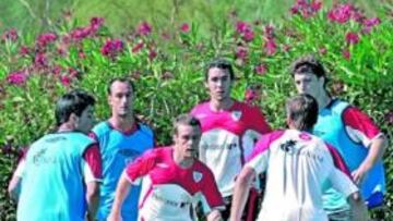 <b>MUY ATENTO. </b>Joaquín Caparrós mira de cerca un rondo en el que Koikili Lertxundi persigue un balón.