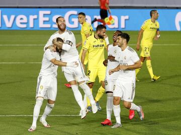 2-0. Karim Benzema celebró el segundo gol que marcó de penalti con Sergio Ramos.