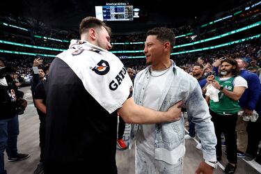 Luka Doncic saluda a la estrella de la NFL, el quarterback Patrick Mahomes, oriundo de la zona de Dallas, después del aprtido entre Mavericks y Lakers.