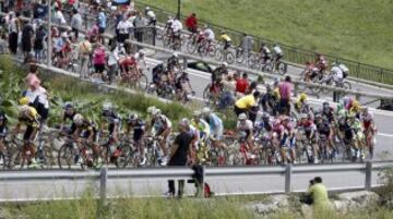 El pelotón durante la salida de la etapa entre Andorra la Vella y Cortals d' Encamp de 138 kilómetros. 