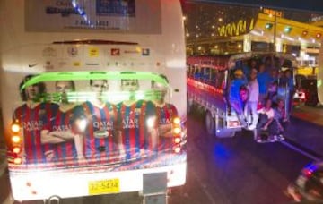 Autocar del FC Barcelona por las calles de Bangkok.