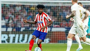 Thomas da un pase en el derbi contra el Real Madrid.