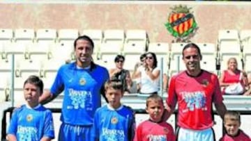 <b>MODELOS. </b>Rubén, Mingo y José Mari, en el Nou Estadi.