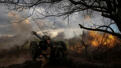 FILE PHOTO: Ukrainian service members from a 3rd separate assault brigade of the Armed Forces of Ukraine, fire a howitzer D30 at a front line, amid Russia's attack on Ukraine, near the city of Bakhmut, Ukraine April 23, 2023. REUTERS/Sofiia Gatilova/File Photo