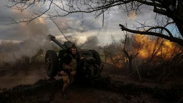 FILE PHOTO: Ukrainian service members from a 3rd separate assault brigade of the Armed Forces of Ukraine, fire a howitzer D30 at a front line, amid Russia's attack on Ukraine, near the city of Bakhmut, Ukraine April 23, 2023. REUTERS/Sofiia Gatilova/File Photo