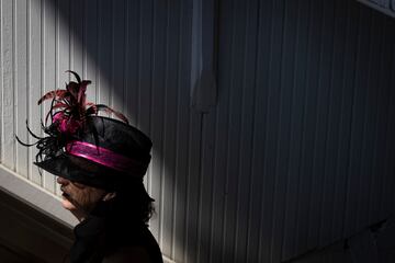  Aficionados a la hípica en el Churchill Downs de Kentucky durante la Kentucky Oaks.