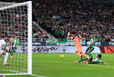 El jugador del Barcelona, Ferran Torres, marca el 1-1 al Betis. 