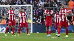 Los jugadores del Atl&eacute;tico se lamentan tras un gol del Barcelona. 