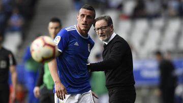 Christian Fernández con Anquela, en un partido del Oviedo.